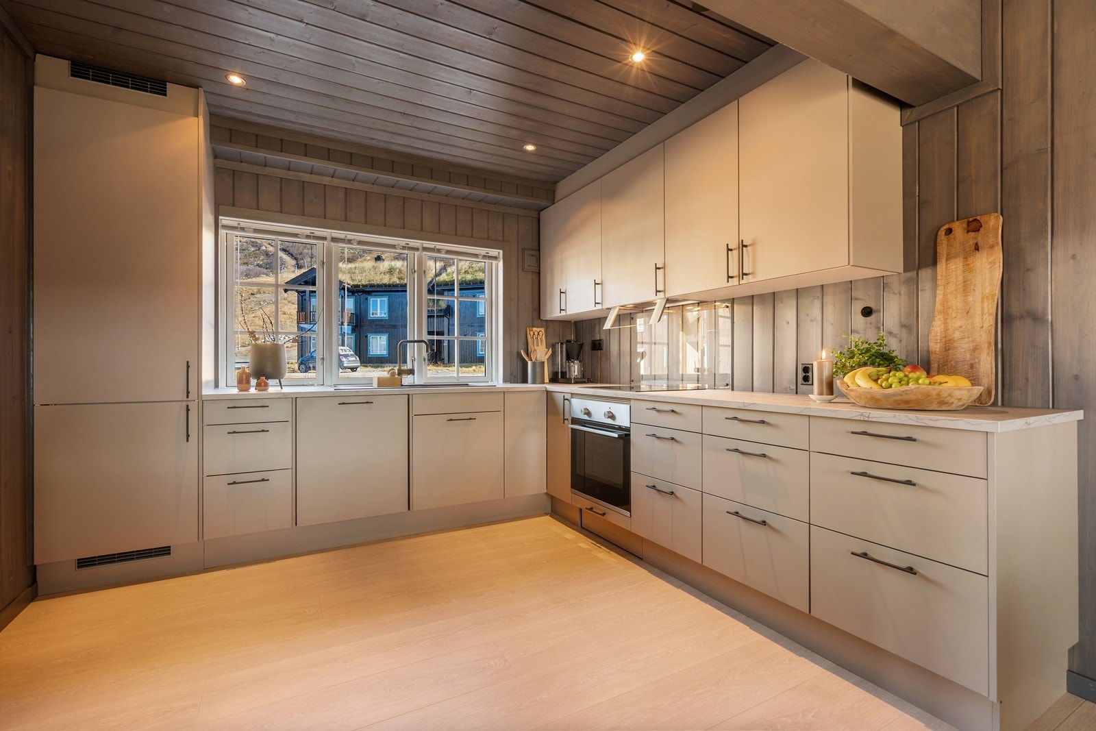 Flott og funksjonelt kjøkken fra kvalitetsleverandøren Sigdal, ny i 2022. Kjøkkenet har rikelig med oppbevarings- og benkeplass! Galleribilde