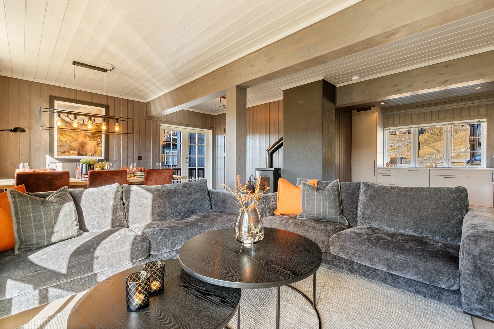 Utstrakt bruk av panel, vedovn, samt gulvvarme i flere rom skaper en lun og trivelig atmosfære. Galleribilde