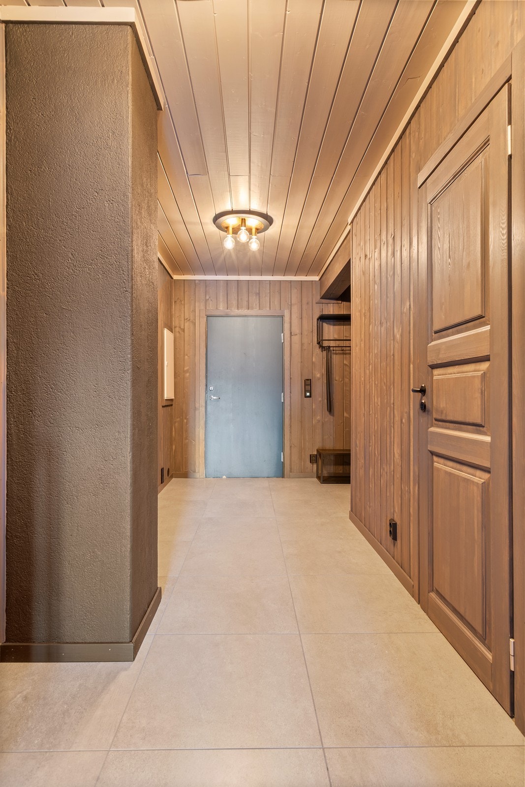 Hallen gir et kjempefint førsteinntrykk! Rommet har store, delikate gulvfliser (lagt i 2022) med varmekabel. Galleribilde