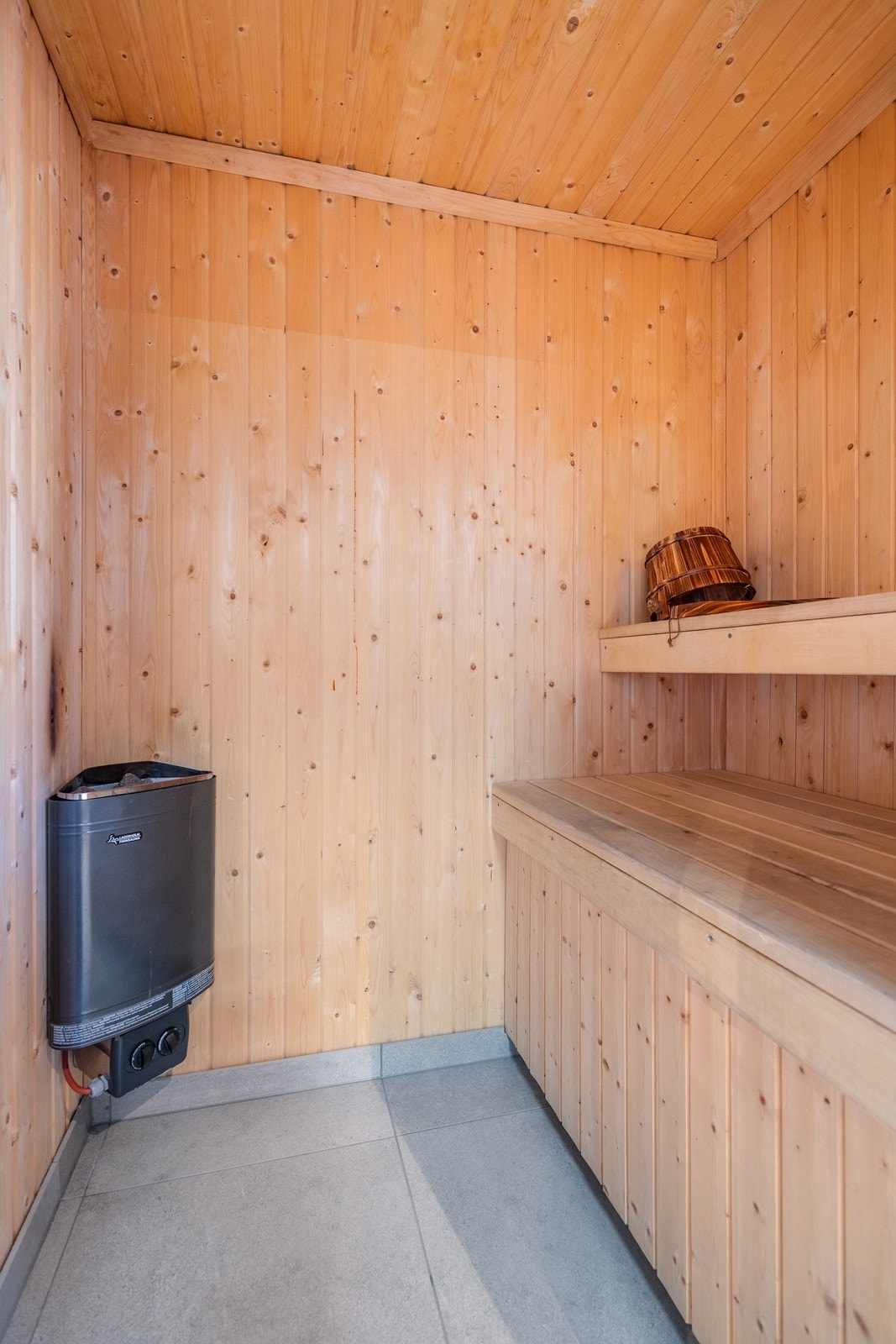 Fra badet er det direkte adkomst til herlig badstue - Perfekt etter en lang dag i trekket! Gulvflisene er fra 2022. Det er varmekabel i gulvet. Galleribilde