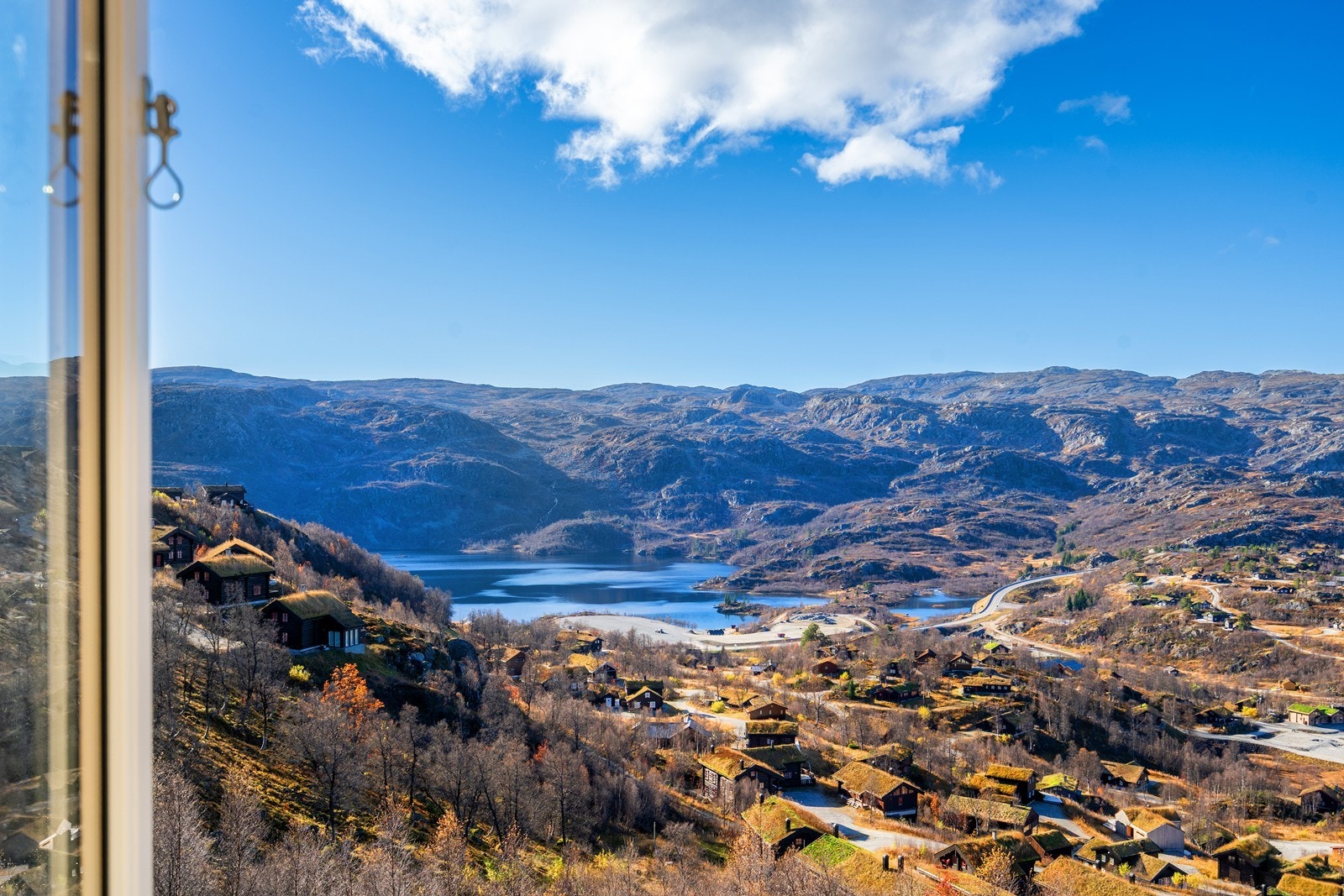 Utsikten bør oppleves! Høyt og fritt mot fjellene. Galleribilde