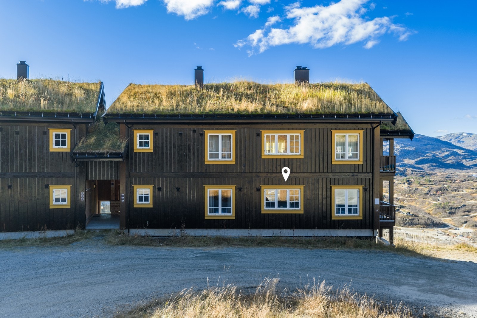 Det er etablert vei rundt tunet slik at man kjøre frem til leiligheten og losse av og på. Galleribilde