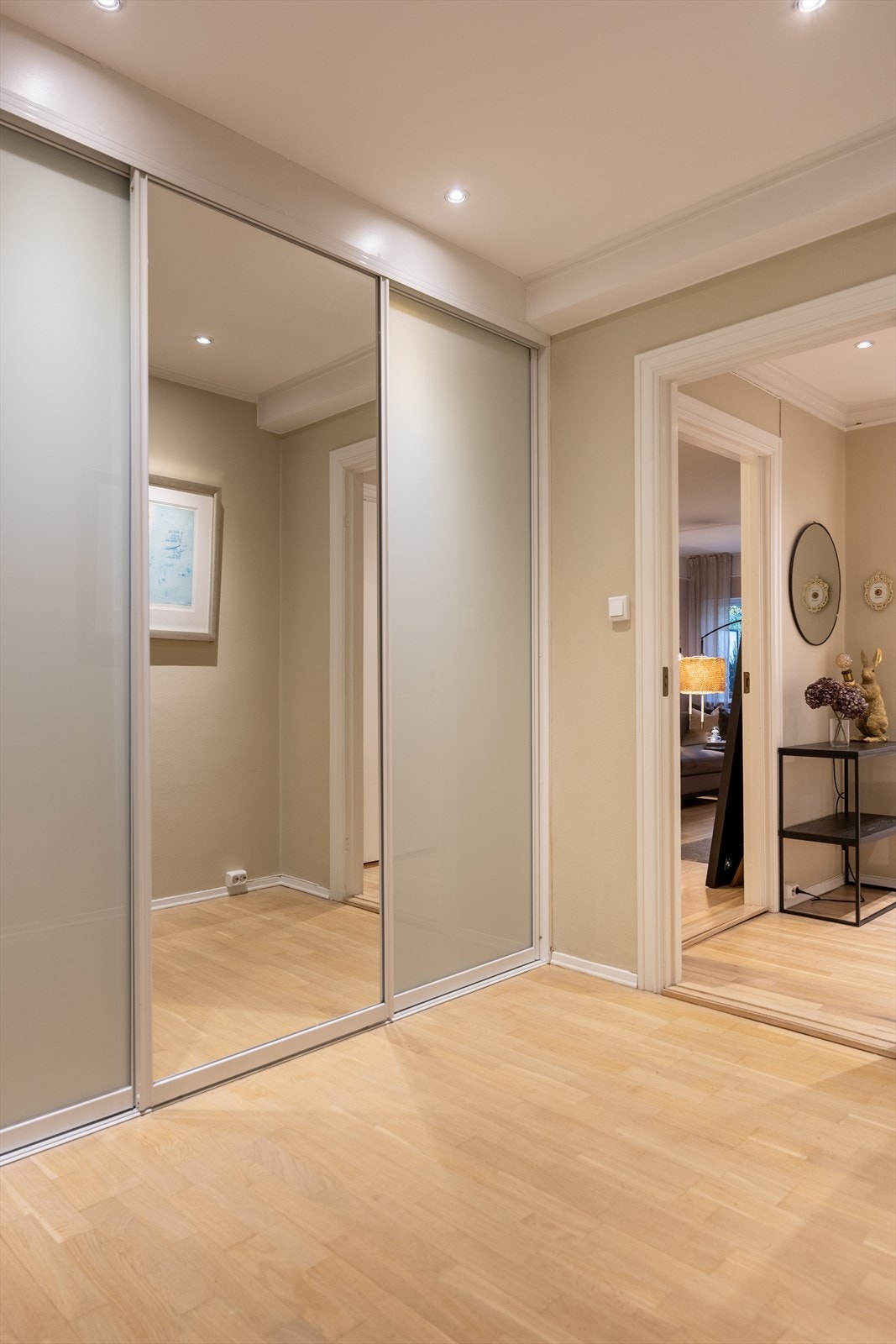 Skyvedørsgarderobe gir effektiv oppbevaring og en ryddig entré. Galleribilde