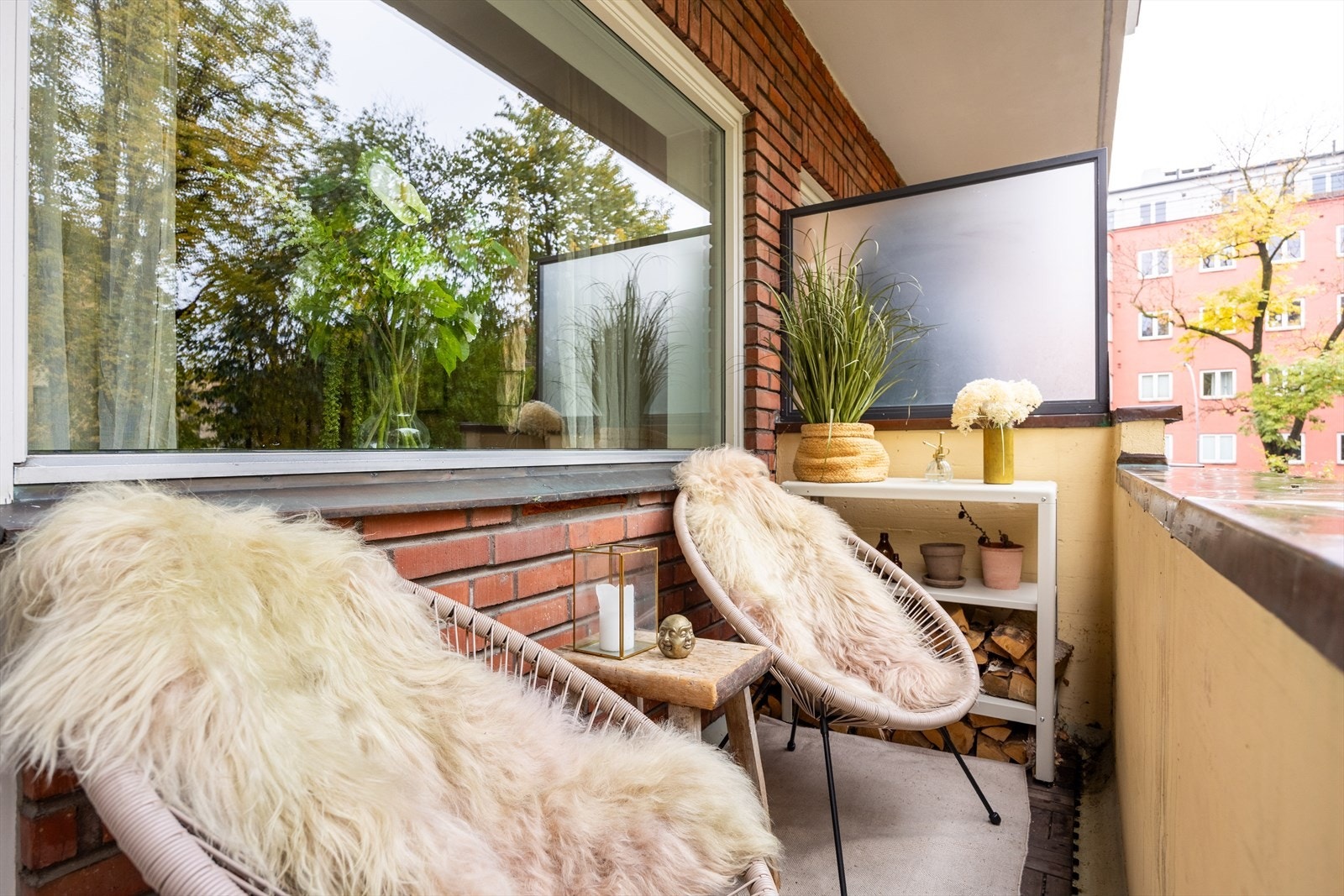 Tilbaketrukket og rolig med en pen og skjermet balkong med kveldssol om sommeren. Tomten fremfor er registrert som park Galleribilde