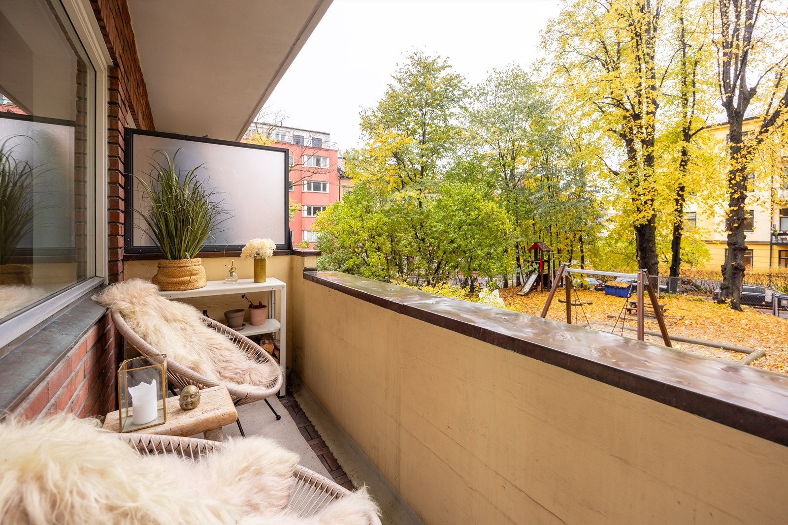 Balkongen har utsikt mot en park og gir en følelse av å være omgitt av natur. Galleribilde