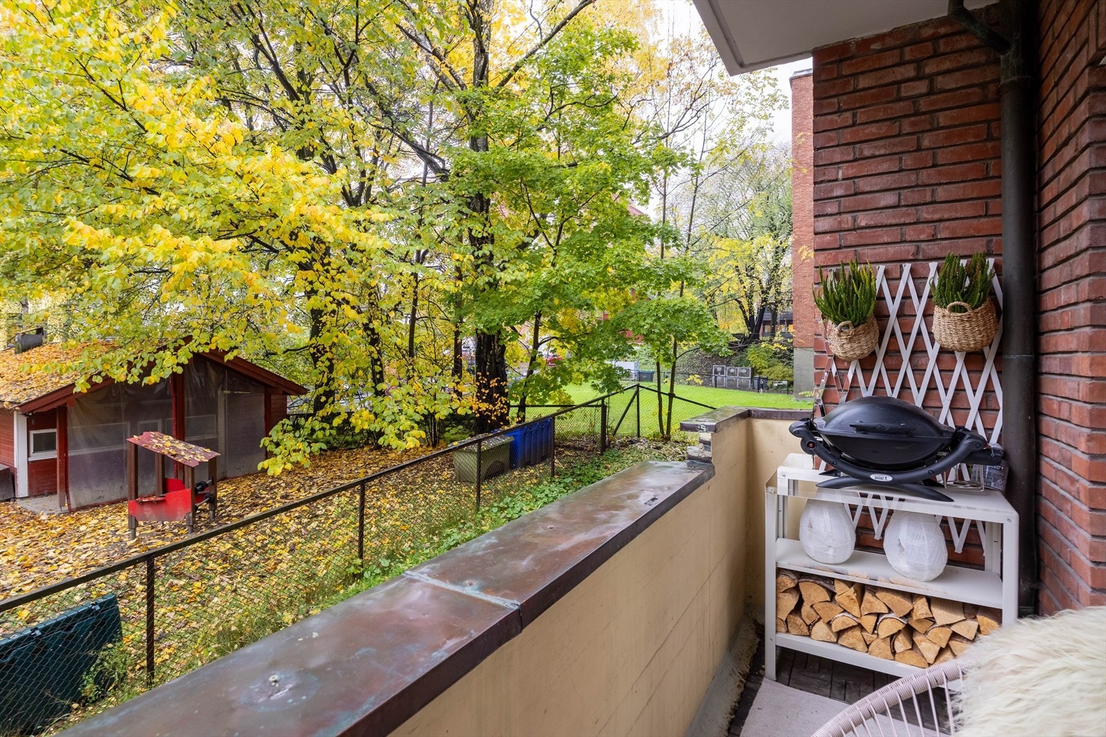 Balkongen gir utsikt mot et grøntområde og har plass til grill og vedlagring. Galleribilde