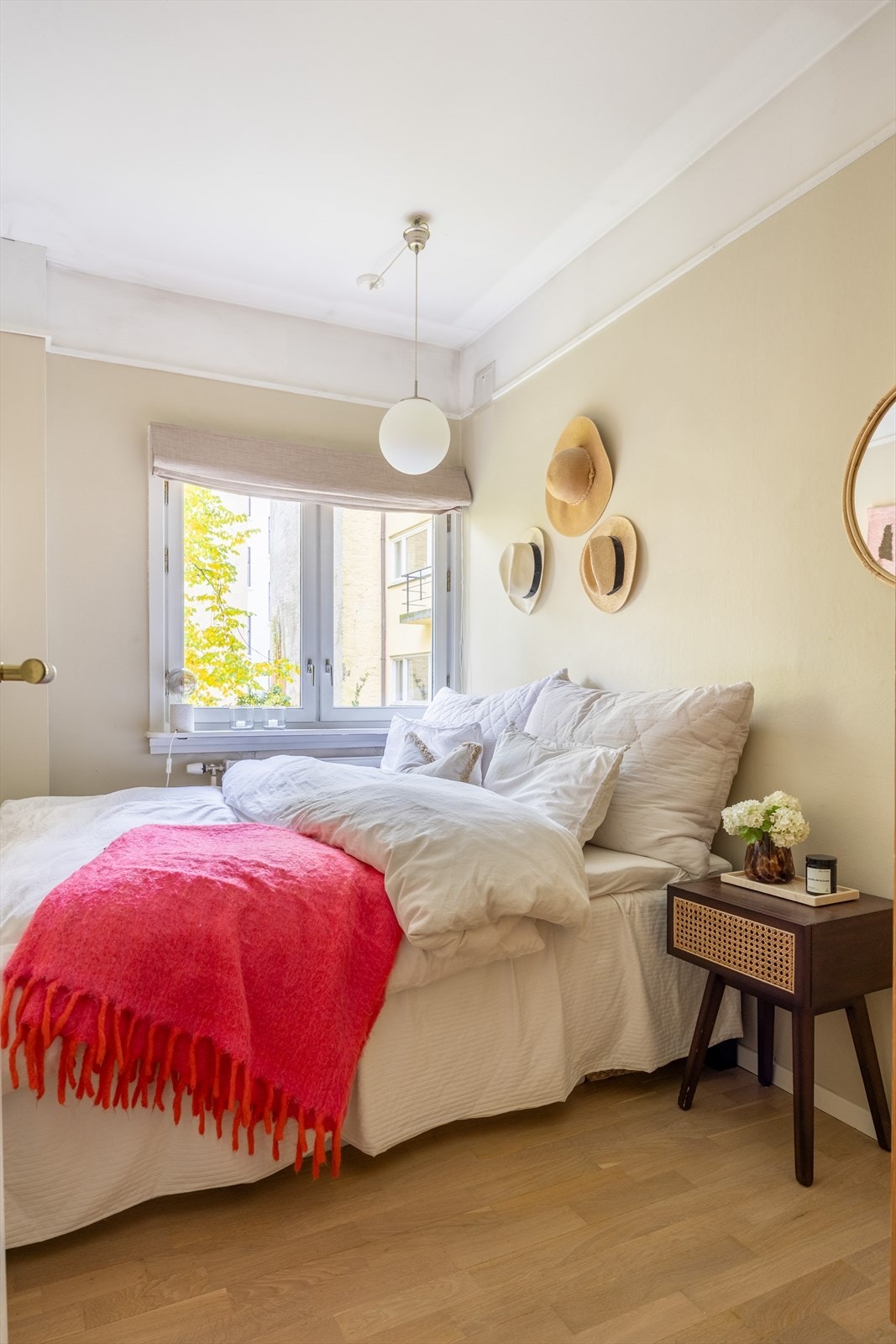 Plass til dobbeltseng og garderobe skaper et funksjonelt soverom. Galleribilde