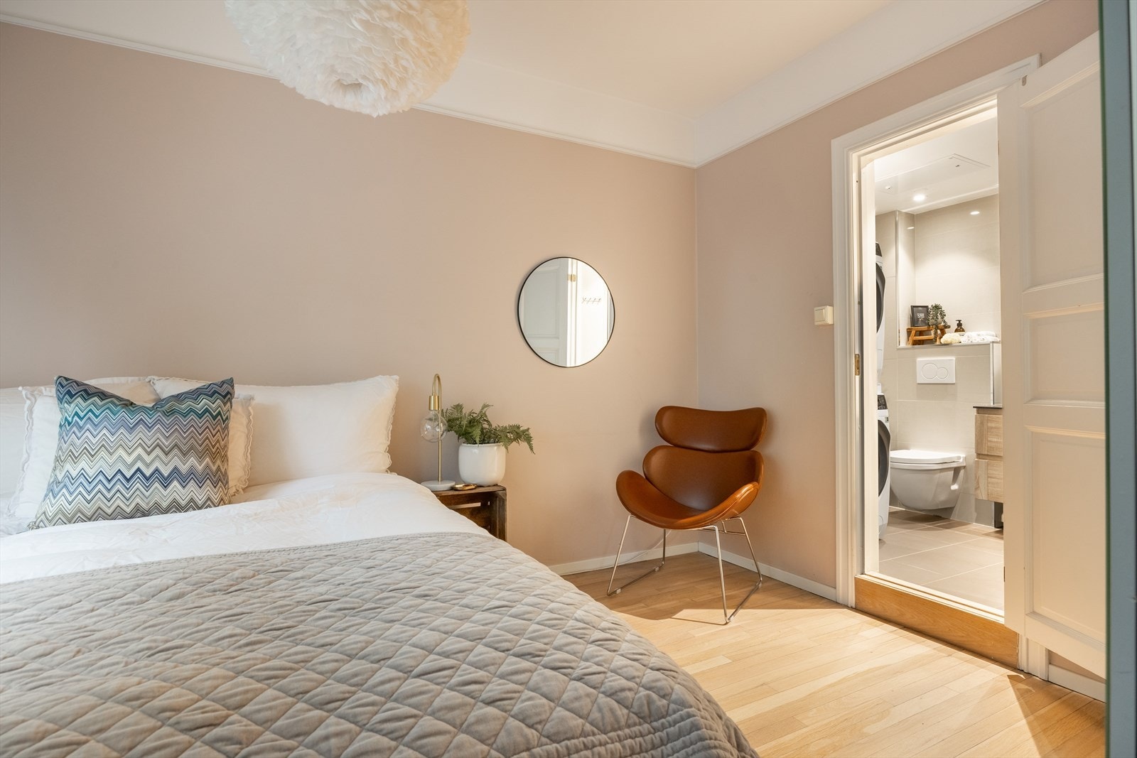 Direkte tilgang til badet fra soverommet for enkel og praktisk bruk. Galleribilde