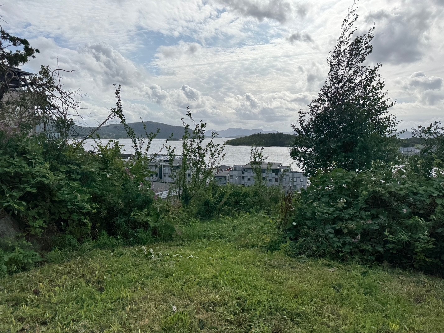 Med få skritt er man i Vågen og man har hele sentrumskjernen med en variert handelsstand og rikelig utvalg av butikker lett tilgjengelig. Galleribilde