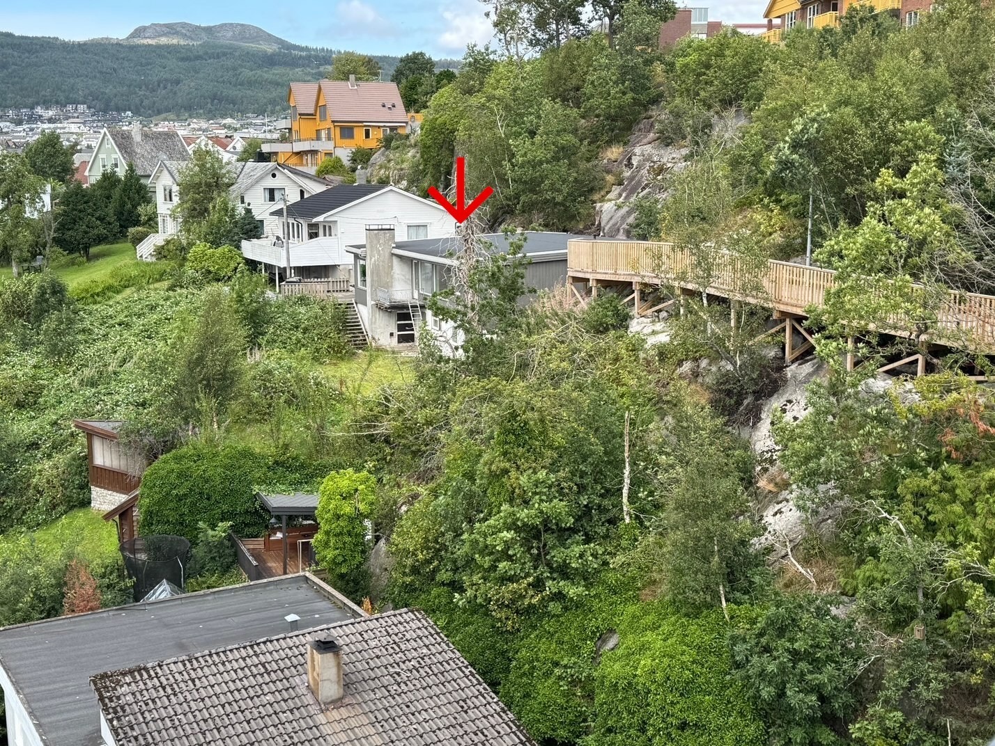 Boligen i Direktør Poulsonsgate 41 har en fin beliggenhet i nærhet til sjøen, med fine turområder like utenfor døra. Galleribilde