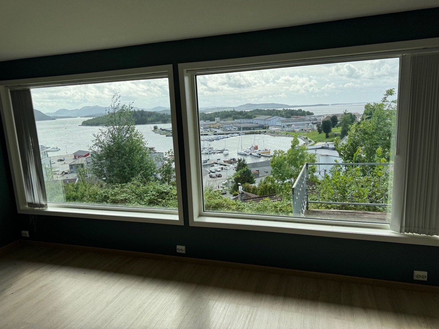 Romslig stue med nydelig utsikt! Galleribilde