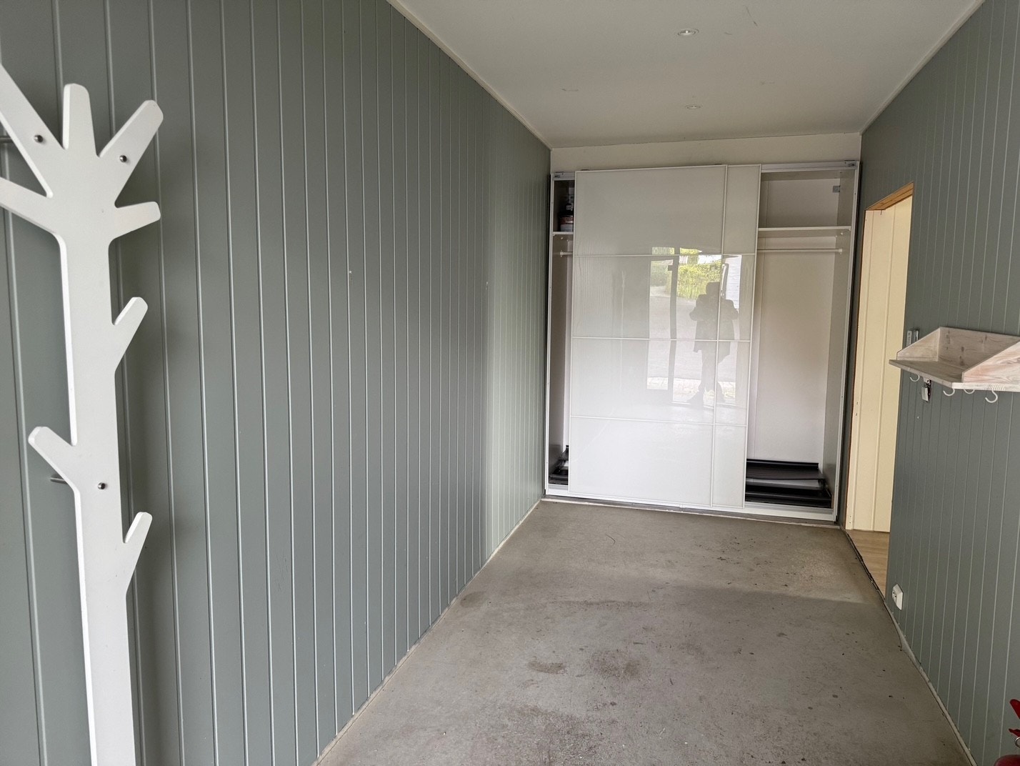 Eneboligen er påbegynt renovert, men ikke ferdigstilt. Her får du en flott mulighet til å sette ditt eget preg på en bolig med stort potensial! Galleribilde