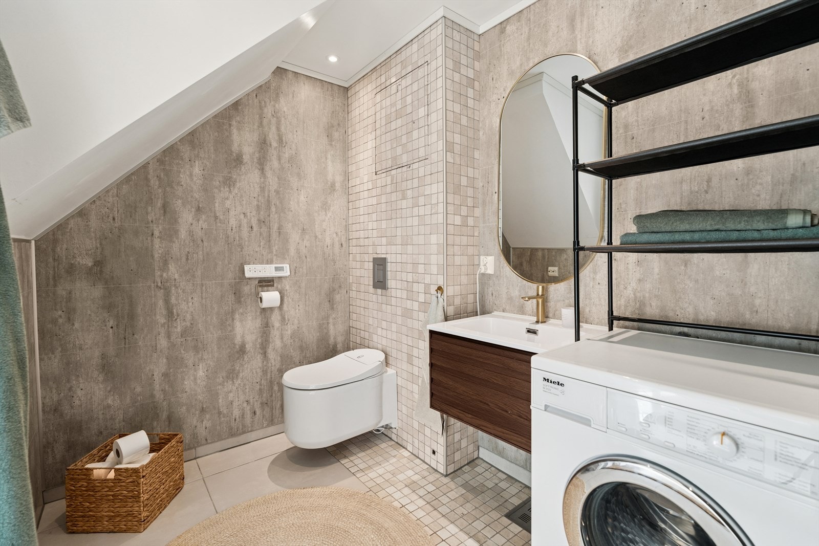 Det er opplegg for vaskemaskin, og ventilasjonen skjer via elektrisk vifte på veggen. Galleribilde