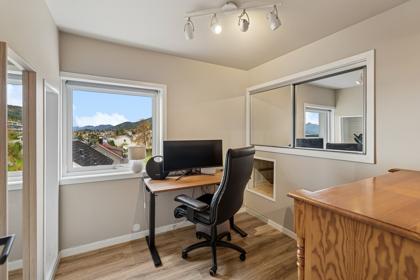 Rommene gir en behagelig atmosfære og gode innredningsmuligheter - perfekt for både voksne og barn. Galleribilde