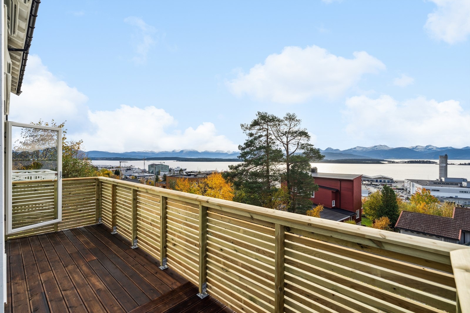 En lekker og familievennlig halvpart av tomannsbolig med nydelig utsikt, store uteplasser, godkjent hybel og garasje. Fra boligen kan du nyte en nydelig utsikt som strekker seg utover vakre Moldefjorden og de imponerende fjellene som omkranser området. Galleribilde