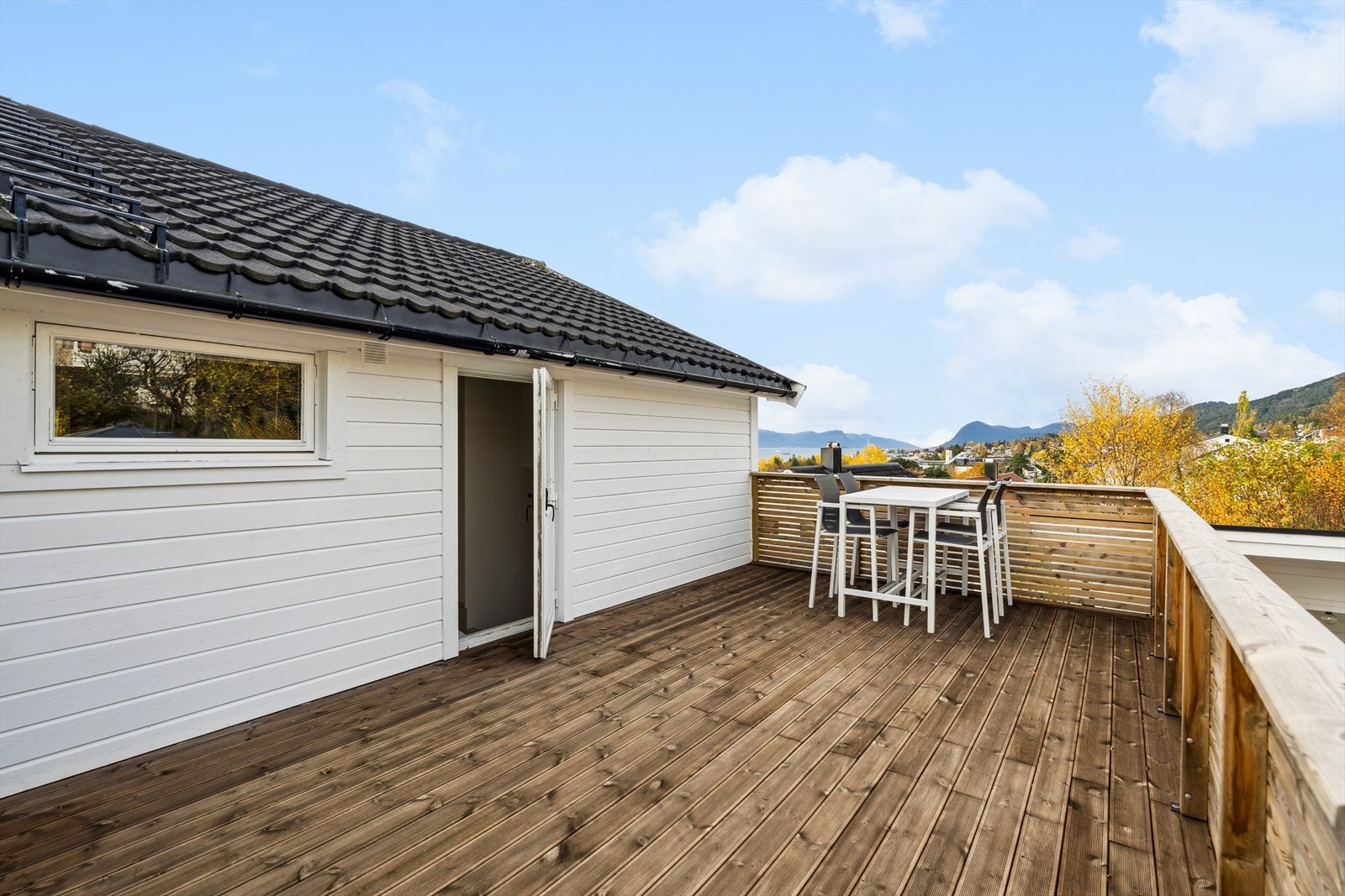 Fra trappegangen er det utgang til en stor og romslig balkong på hele 22 m². Her er det meget god plass til utemøbler, grill og planter - et perfekt sted for morgenkaffen, sosiale sammenkomster eller bare nyte den fantastiske utsikten i fred og ro. Galleribilde