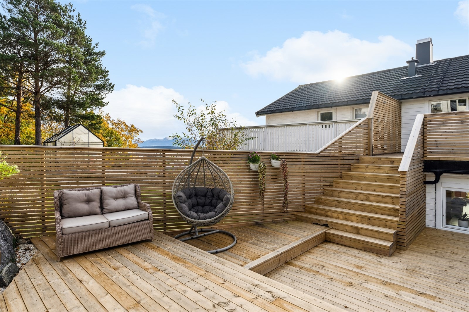 Et uteområde som virkelig inviterer til å nyte livet - hele dagen og hele sesongen. Galleribilde