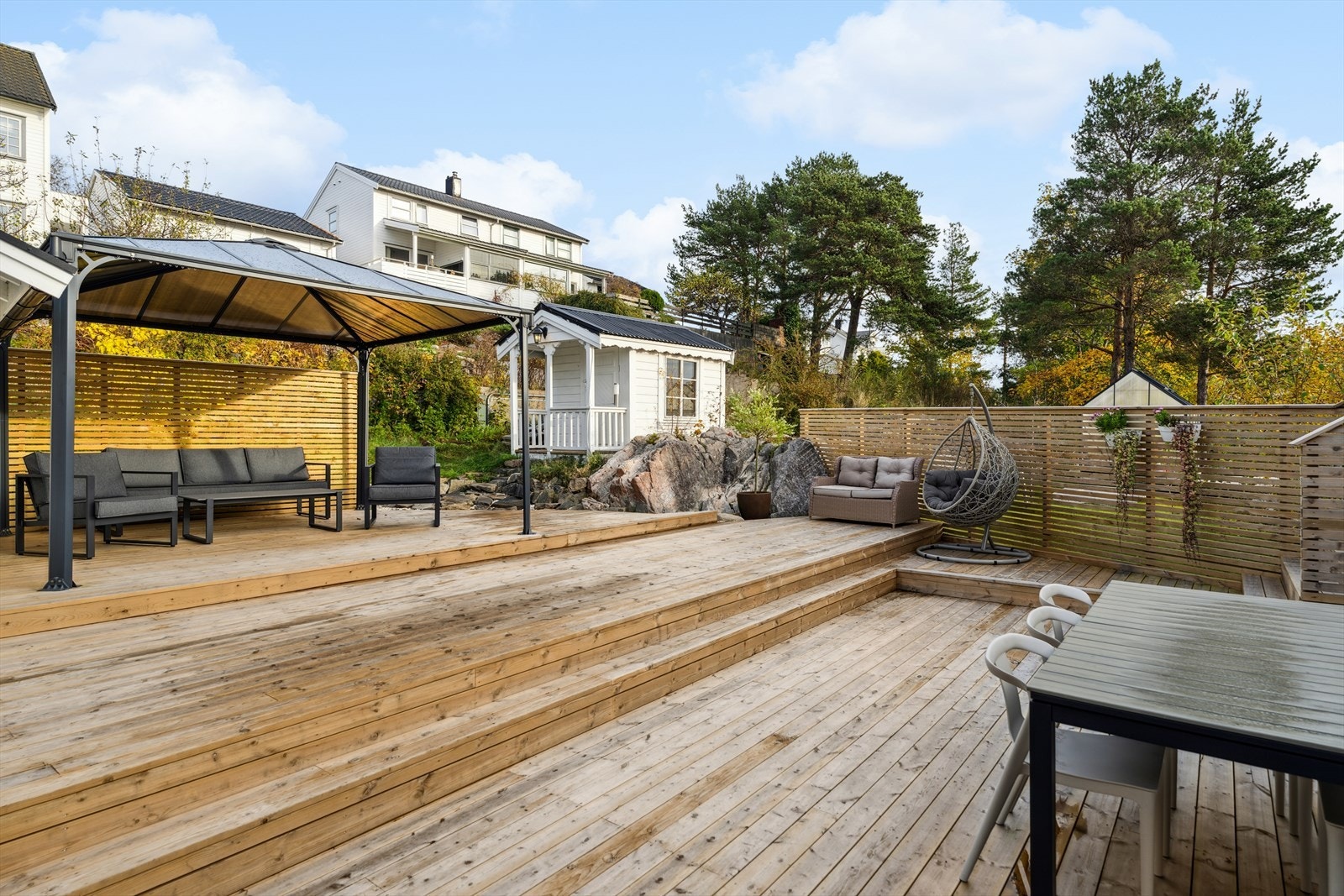 Uteplassen er ideell for både rolige stunder og sosiale sammenkomster, og gir boligen et ekstra oppholdsrom under åpen himmel. Galleribilde