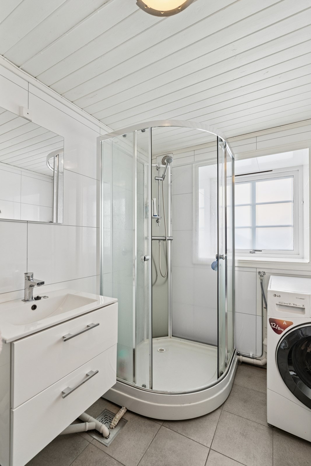 Badet er pusset opp i 2019 og fremstår moderne og funksjonelt. Innredningen består av servant med underskap, speilskap, dusjkabinett og opplegg for vaskemaskin. I tillegg finnes et separat toalettrom. Galleribilde