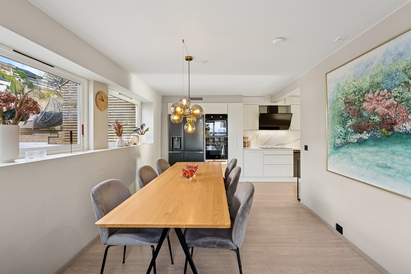 Her er det rom for både hverdagsmiddager og festlige sammenkomster, med en atmosfære som innbyr til gode samtaler og minnerike stunder. Galleribilde