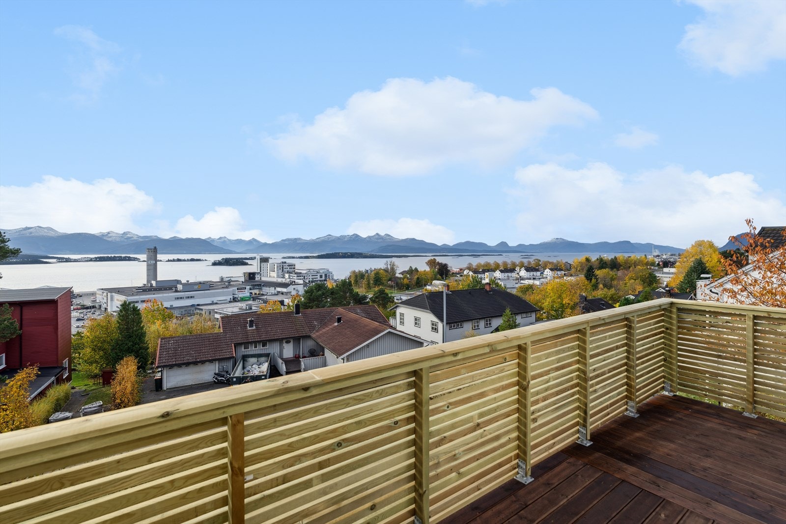 Her får du naturens prakt rett utenfor vinduet - et skiftende panorama som gir ro i sjelen og en følelse av å bo midt i postkortet. Galleribilde