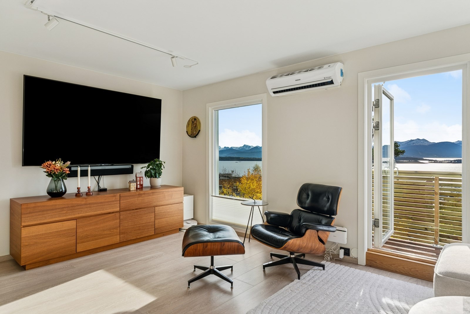 Stuen byr på god plass til møblering og innredning etter eget ønske. Her er det montert varmepumpe på vegg for behagelig inneklima året rundt. Galleribilde