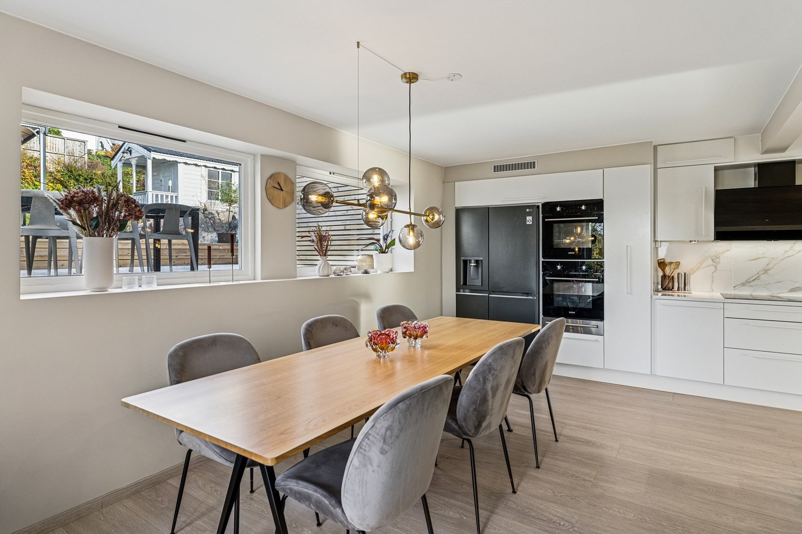 Boligen har en stor og innbydende spiseplass med god plass til langbord, noe som gjør det enkelt å samle familie og venner til hyggelige måltider og merkedager. Galleribilde