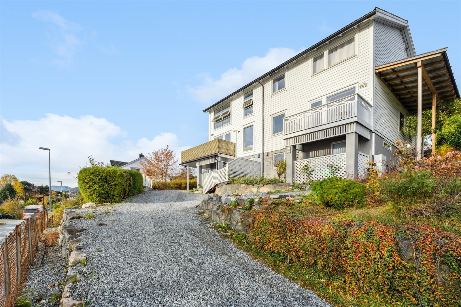 Tomten er pent opparbeidet med både trafikkarealer og grønne soner med plen, busker og trær som skaper en frodig atmosfære. Boligen ligger i sørvendt skråning med optimale solforhold og nydelig utsikt over Moldefjorden og fjellene rundt. Galleribilde