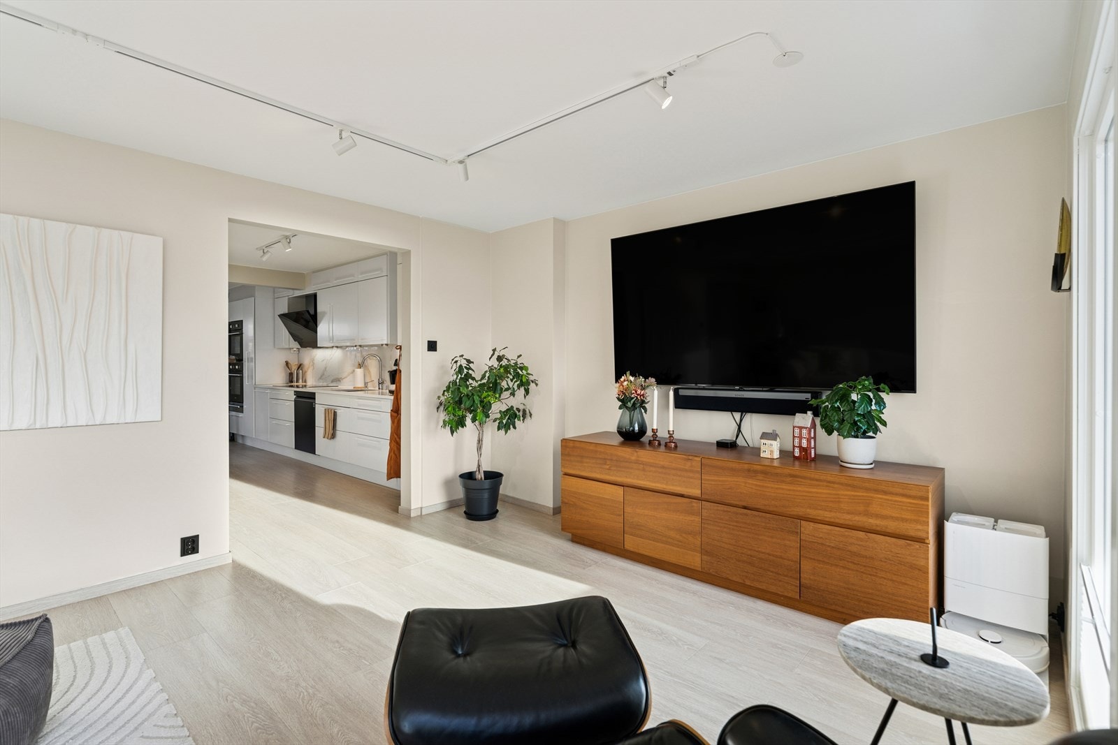 Den åpne planløsningen skaper en behagelig flyt mellom oppholdsrommene og gir boligen et moderne preg. Galleribilde