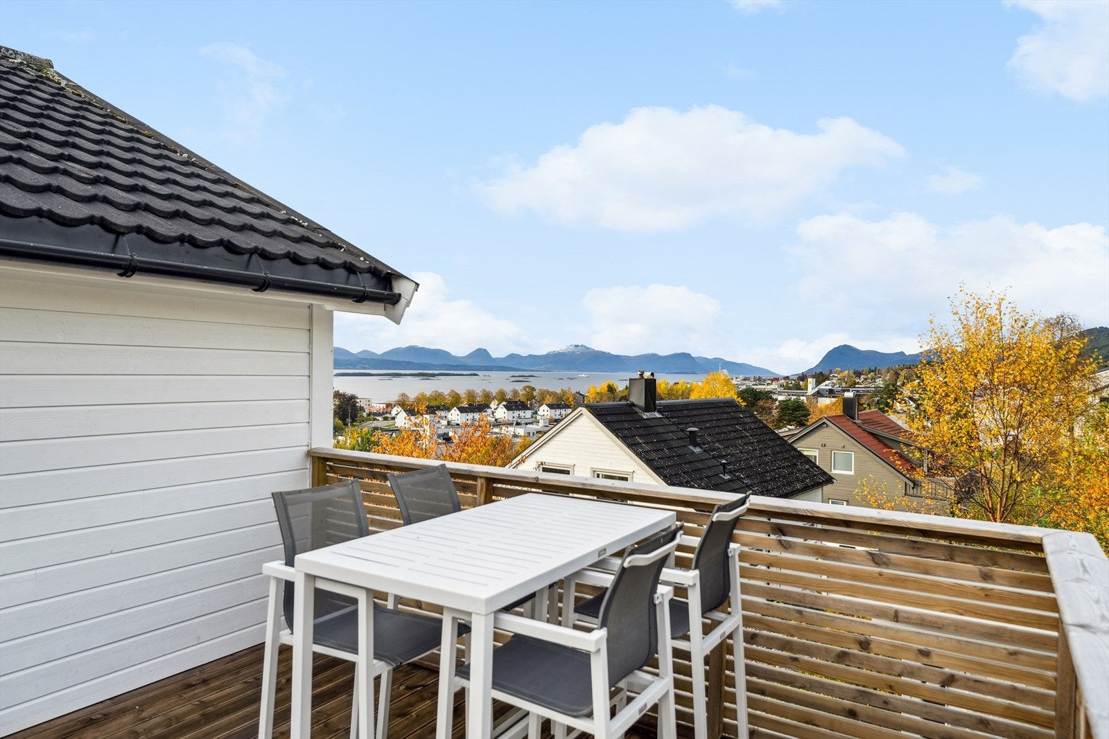 Balkongen vender mot sør og gir optimale solforhold store deler av dagen. Galleribilde