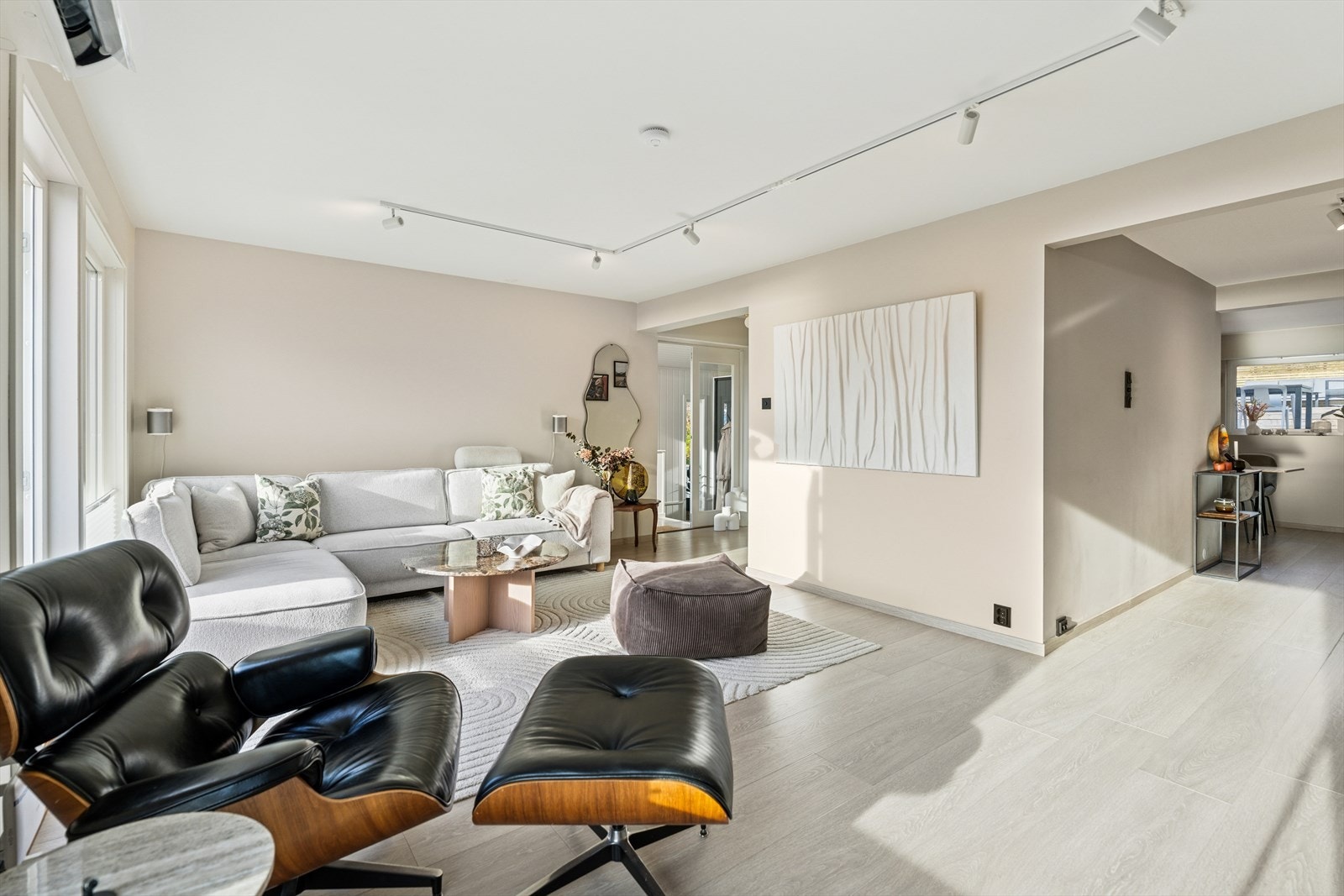 Stuen fremstår som lys og innbydende med en åpen løsning som gir god romfølelse. Her er det godt med plass til møblering, og de store vinduene slipper inn naturlig lys gjennom hele dagen. Galleribilde