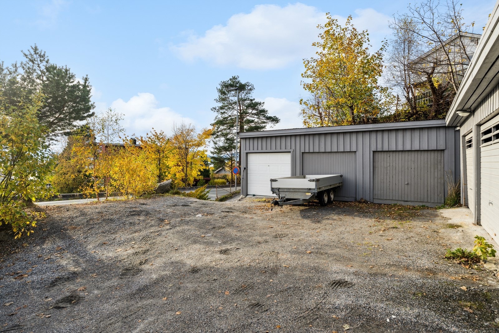 Det medfølger én garasjeplass i rekke. Eiendommen har realsameie i garasjelaget, som sikrer ordnede forhold og felles ansvar for vedlikehold. Galleribilde