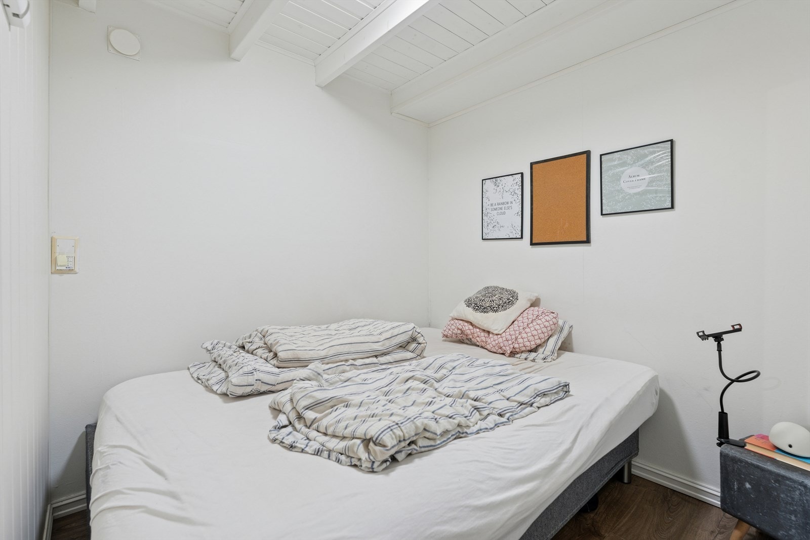 Hybelen har også en praktisk sovealkove som gir en naturlig sone for hvile. Galleribilde