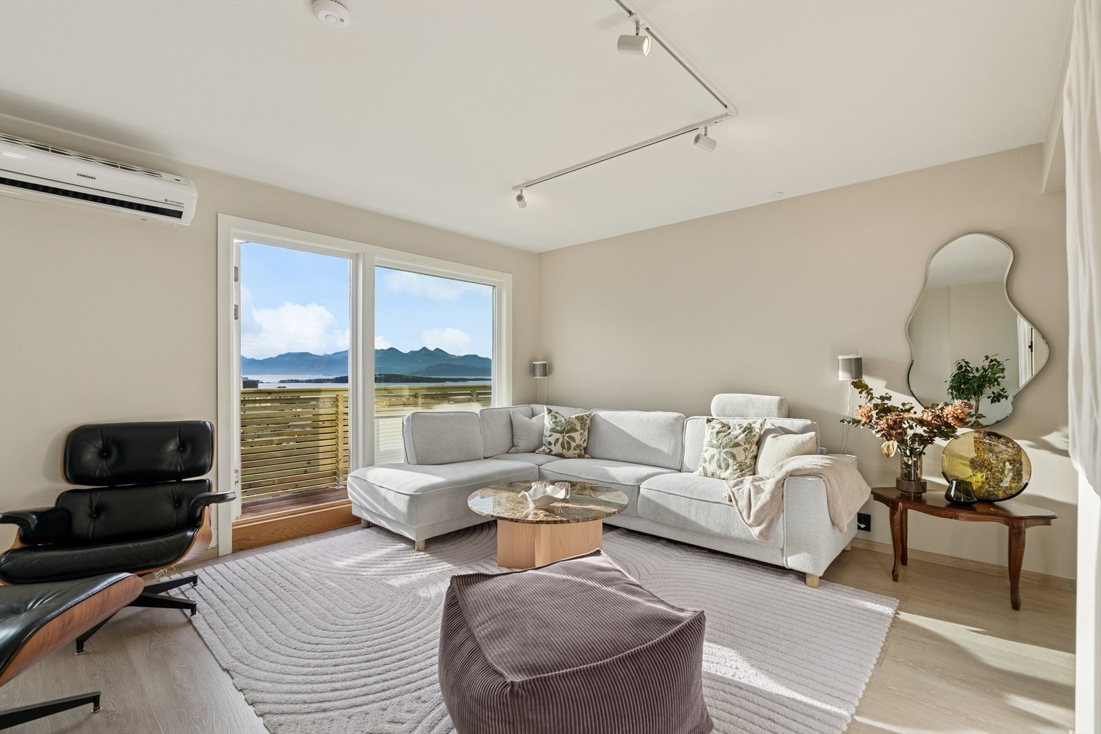 Store vinduer gir rikelig med naturlig lys og rammer inn den vakre utsikten utover Moldefjorden. Galleribilde