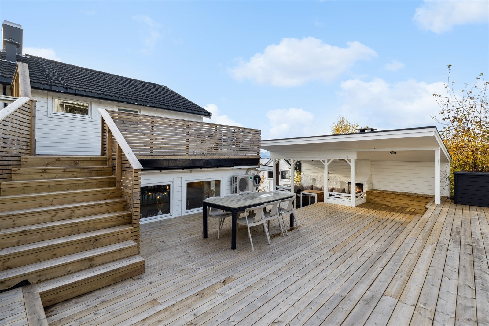 På terrassen finner du en flott overbygget uteplass med integrert utepeis, som skaper en lun og koselig atmosfære - perfekt for kjølige kvelder og lange, stemningsfulle måltider utendørs. Galleribilde