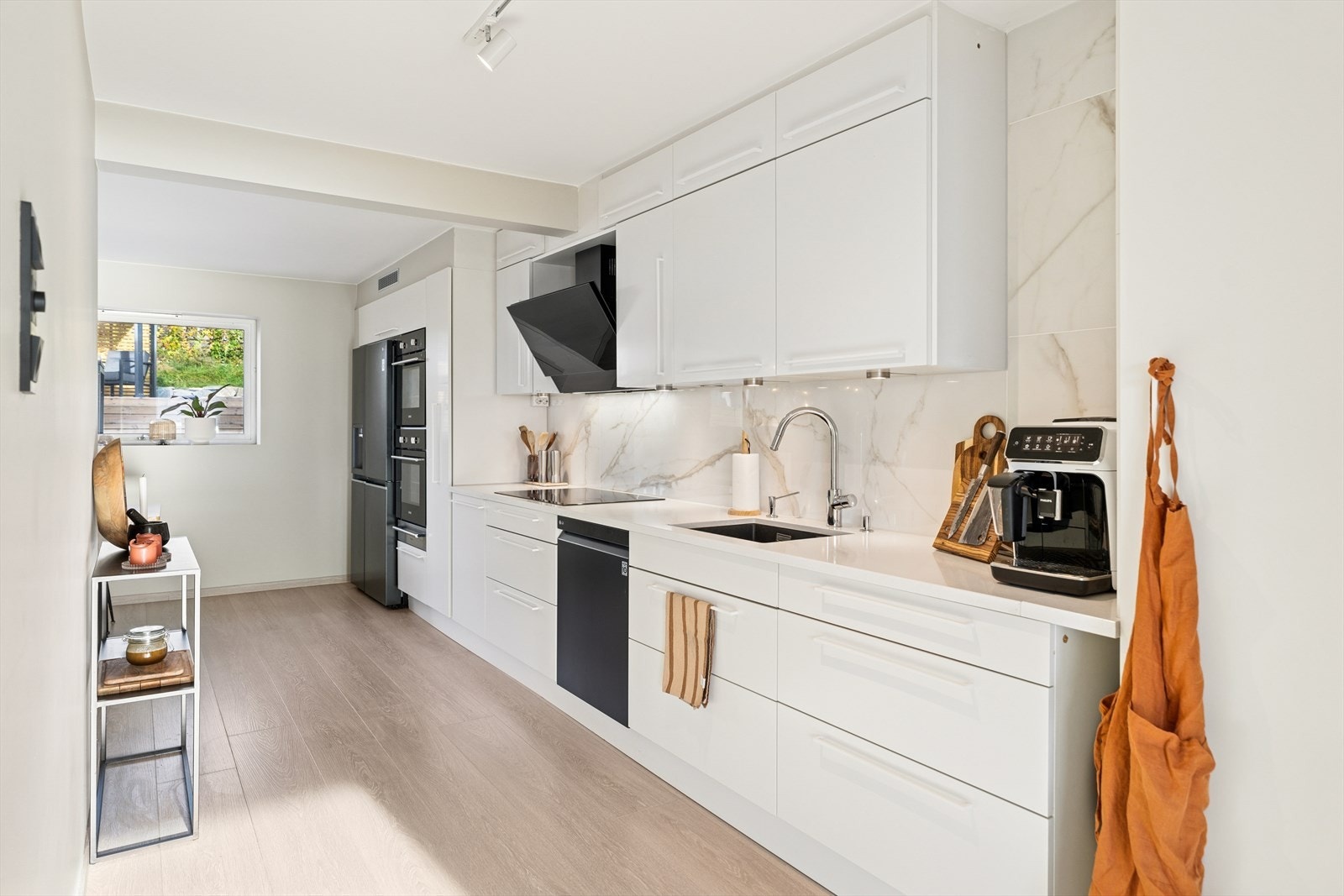 Kjøkkenet er utstyrt med kjøkkenventilator med avtrekk ut, og hvitevarer som to stekeovner, induksjonstopp, oppvaskmaskin og fryseskap. I tillegg finnes et side-by-side kjøle- og fryseskap med isbit-dispenser. Galleribilde