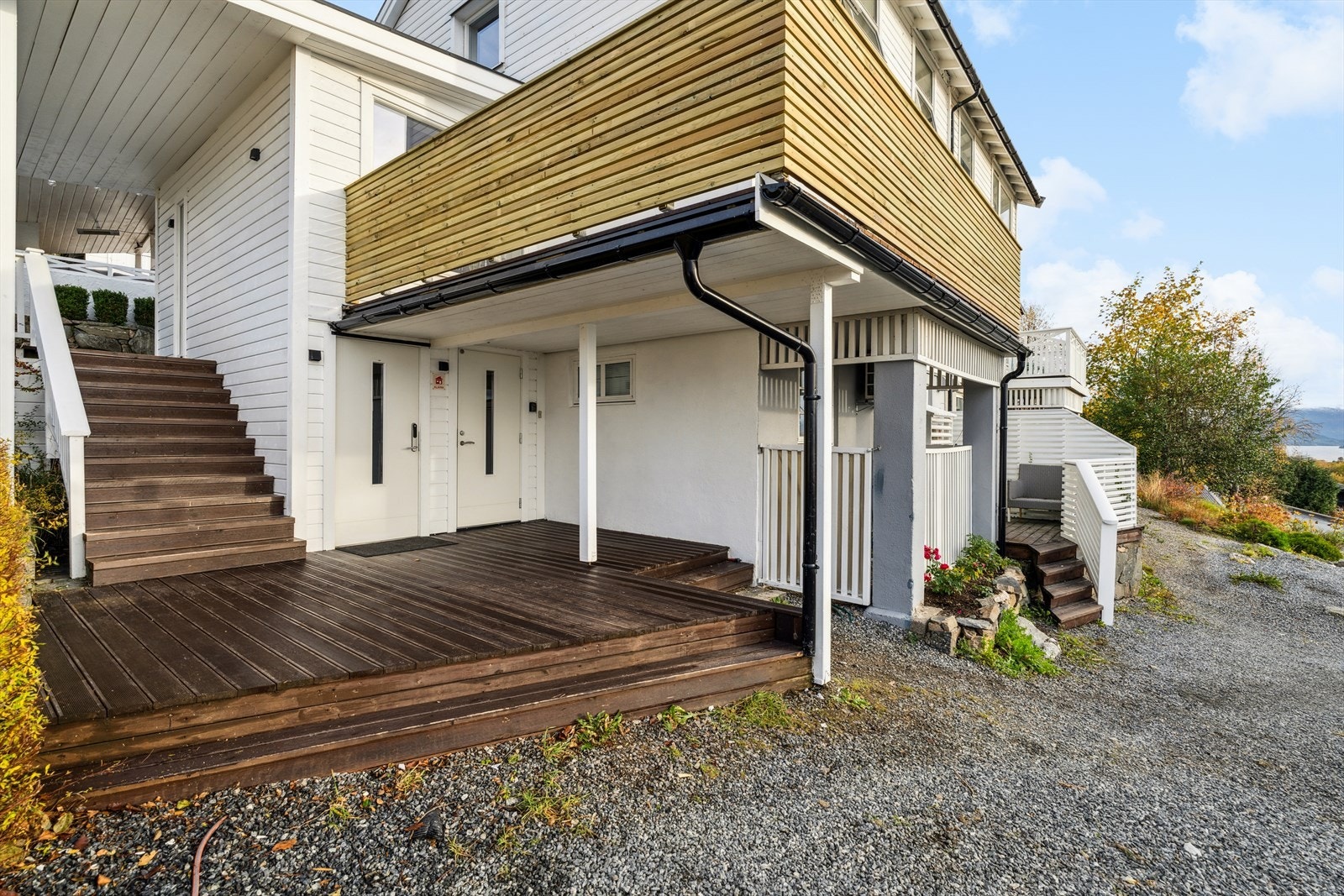 Eiendommen har en lys og innbydende hybelleilighet med egen inngang, noe som gir god privatliv både for hovedboligen og leietaker. Galleribilde