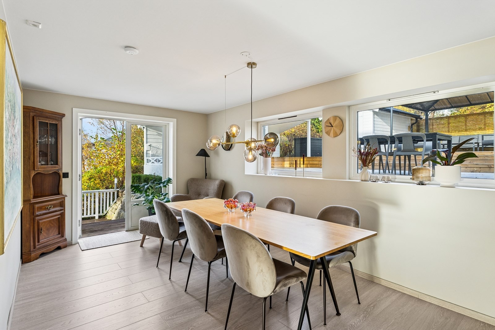 Fra spisestue og kjøkken har du direkte utgang til en stor og innholdsrik terrasse fordelt på flere nivåer. Galleribilde