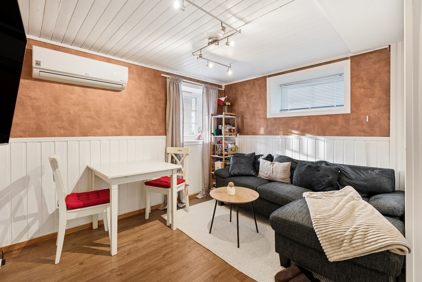 Hybelen har en pen entré med plass til yttertøy, og leder inn til et oppholdsrom med varmepumpe, varmekabler og god plass til både sofakrok og spisebord. Galleribilde