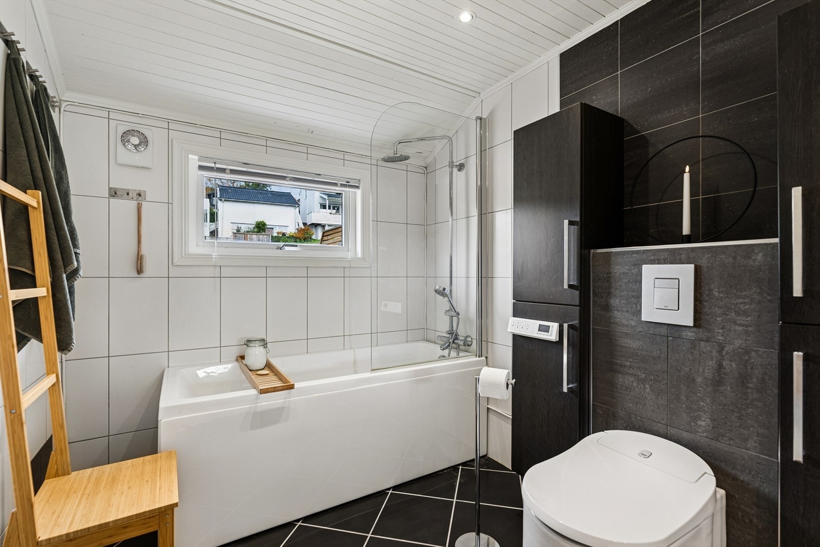 Badet ble oppgradert i 2014 og fremstår som moderne og funksjonelt. Det har flislagt gulv med gulvvarme, flislagte vegger og malt panel i himlingen med innfelte downlights som gir god og behagelig belysning. Galleribilde