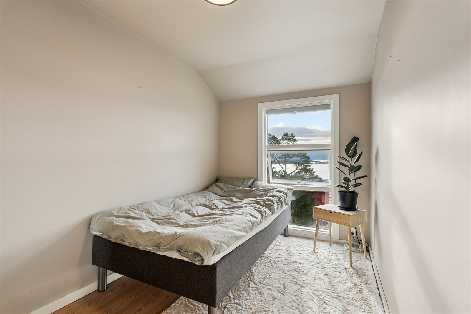 Alle soverommene er av god størrelse og med store vinduer som slipper inn rikelig med dagslys og den vakre utsikten inn. Galleribilde