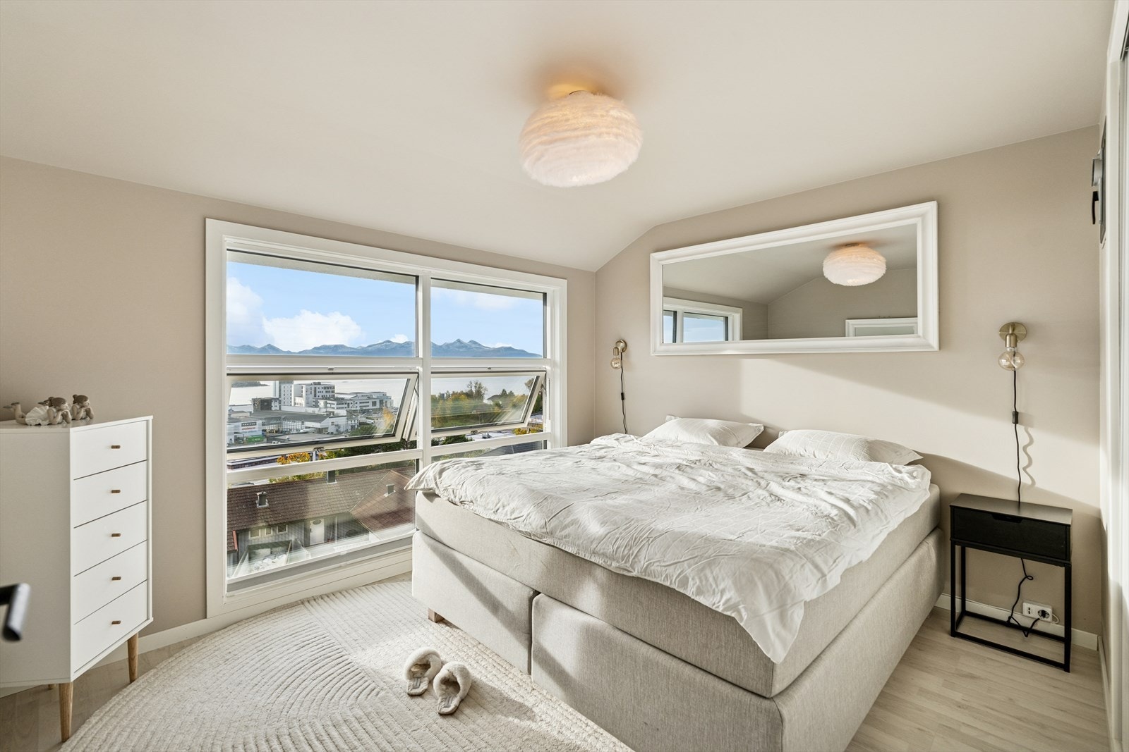 I boligens andre etasje binder trappegangen etasjen praktisk sammen. Her finner du tre lyse soverom med flott utsikt mot Moldefjorden og fjellene rundt. Galleribilde