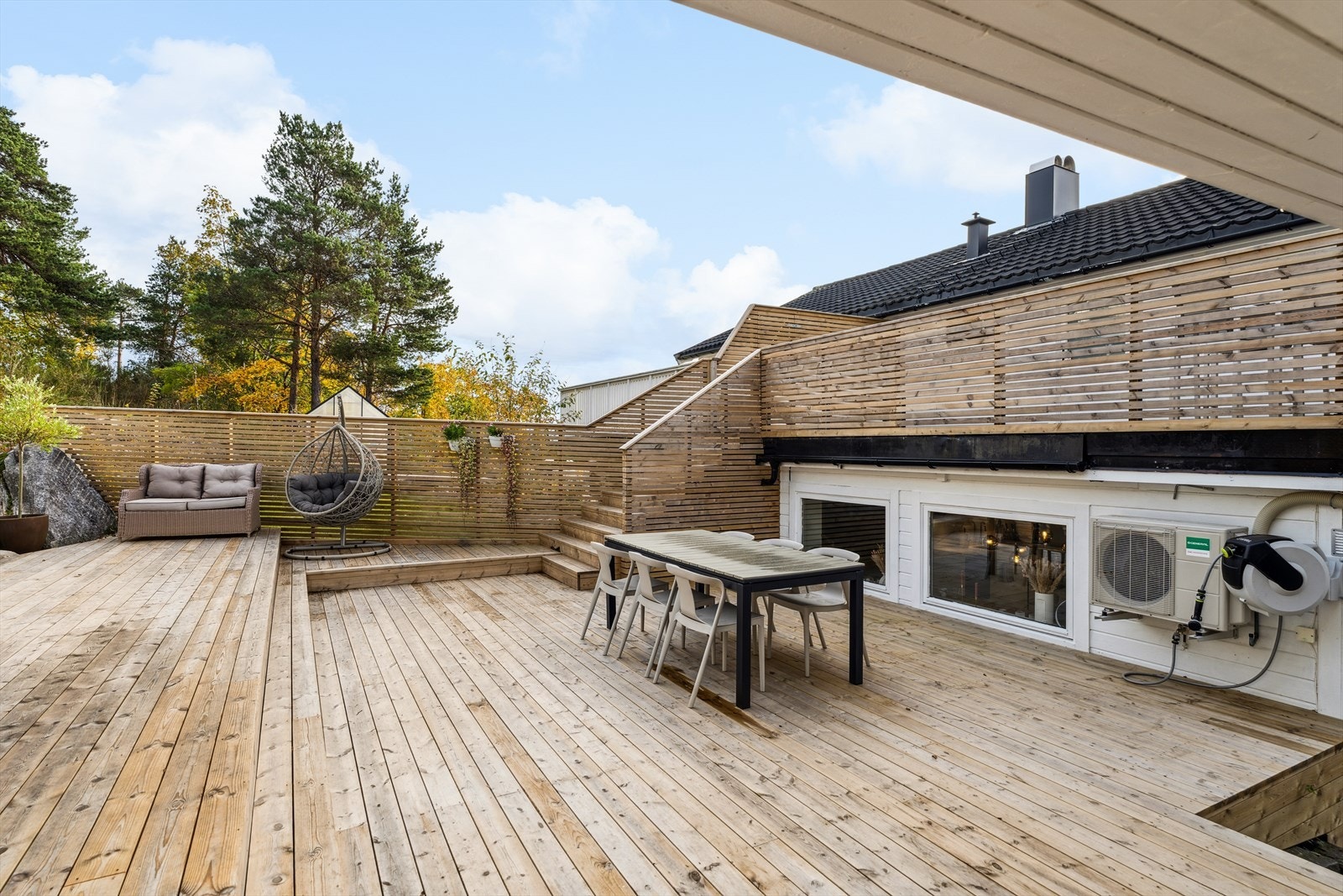 Terrassen byr på flere soner med sittegrupper og solrike steder, ideelt for både avslapning og sosiale sammenkomster. Galleribilde