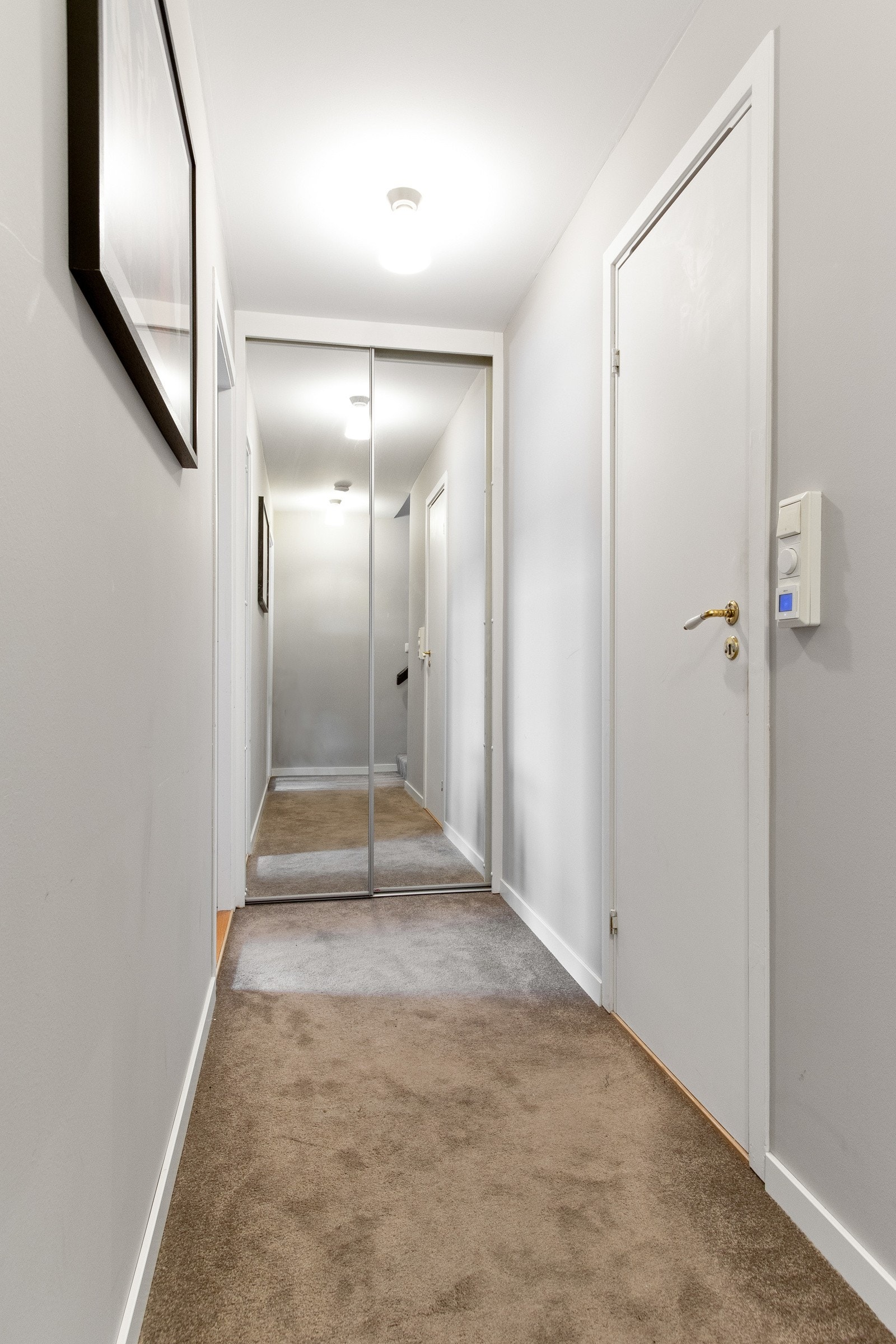 Lys gang med adkomst til 2 soverom og bad Galleribilde