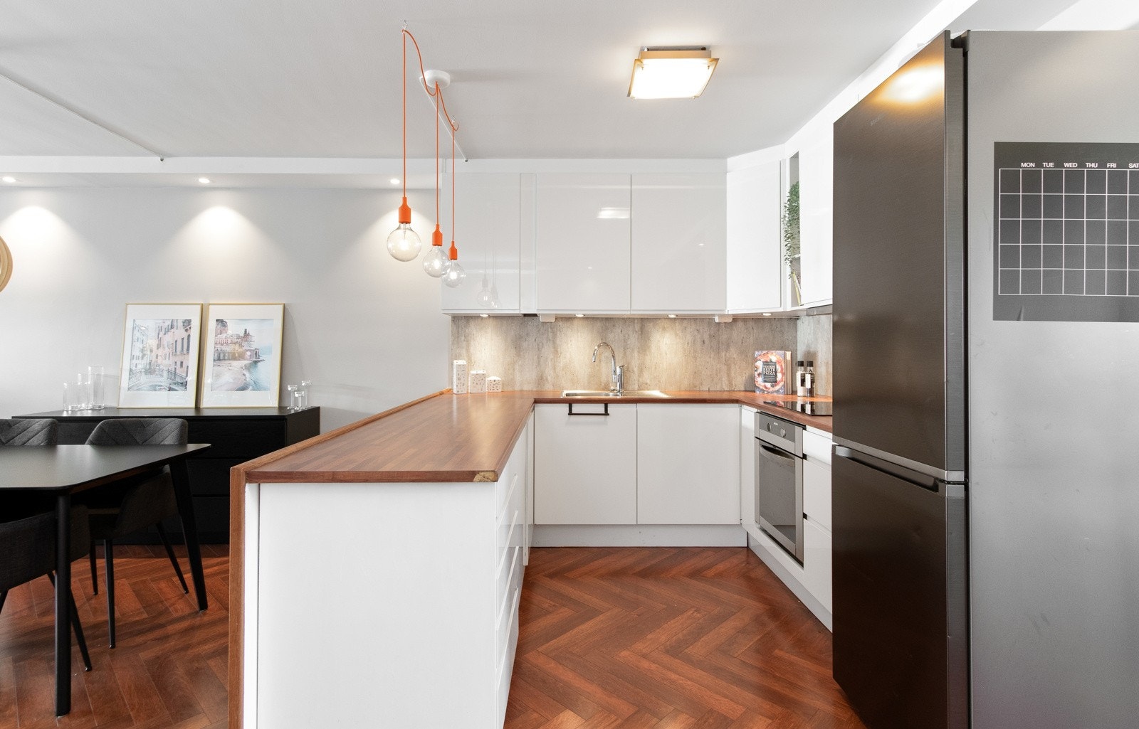 Tidløst lekkert kjøkken hvor det er rikelig med skap og benkeplass og alt av hvitevarer medfølger Galleribilde