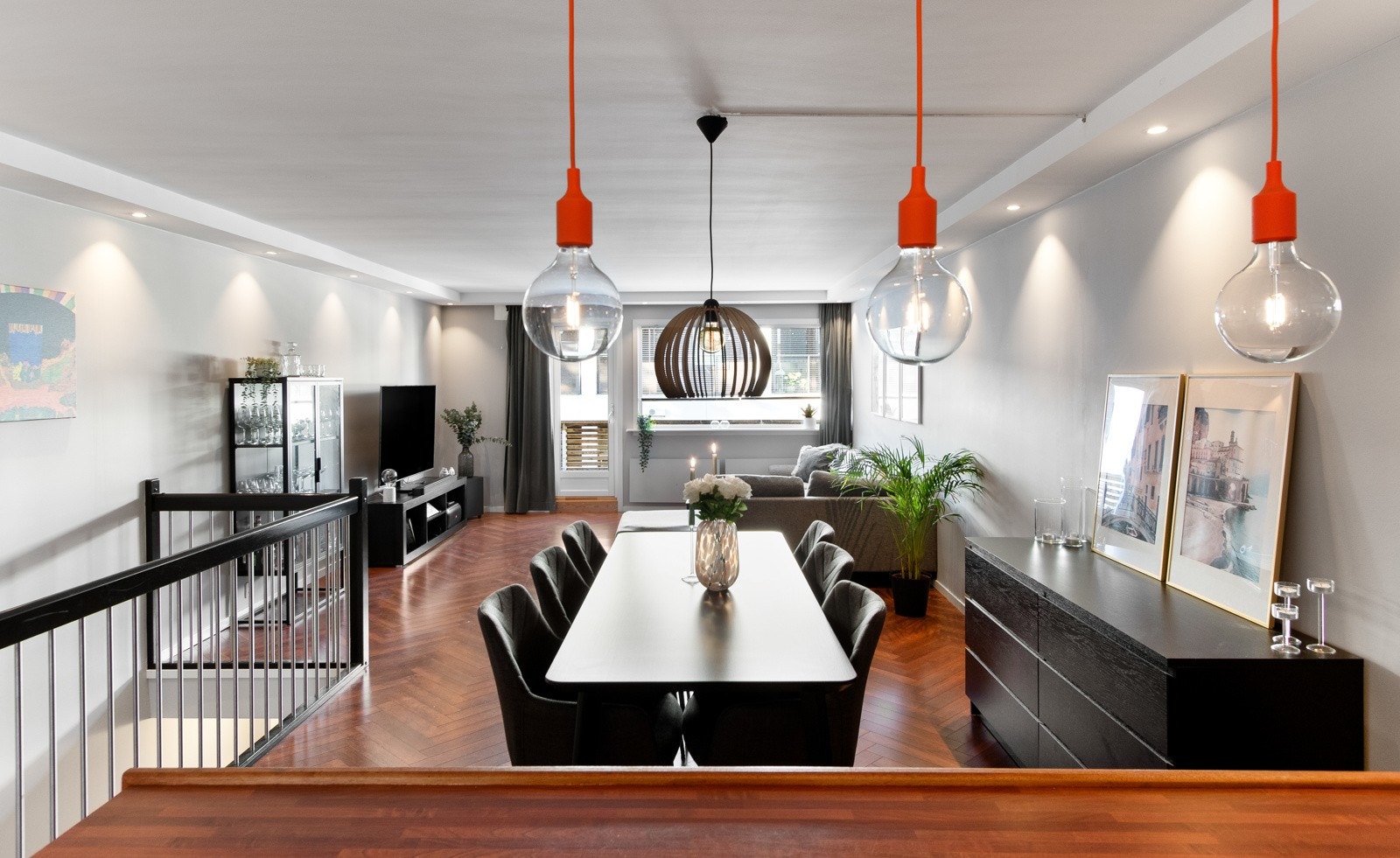 I tilknytning til kjøkkenet er det god plass til stort spisestuebord Galleribilde