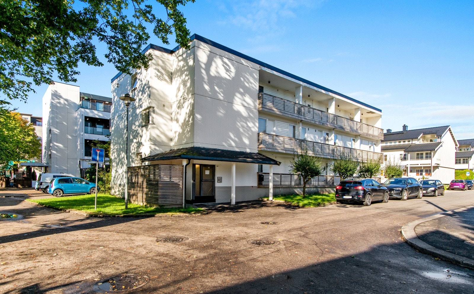 Fasade sett mot felles inngangsparti Galleribilde