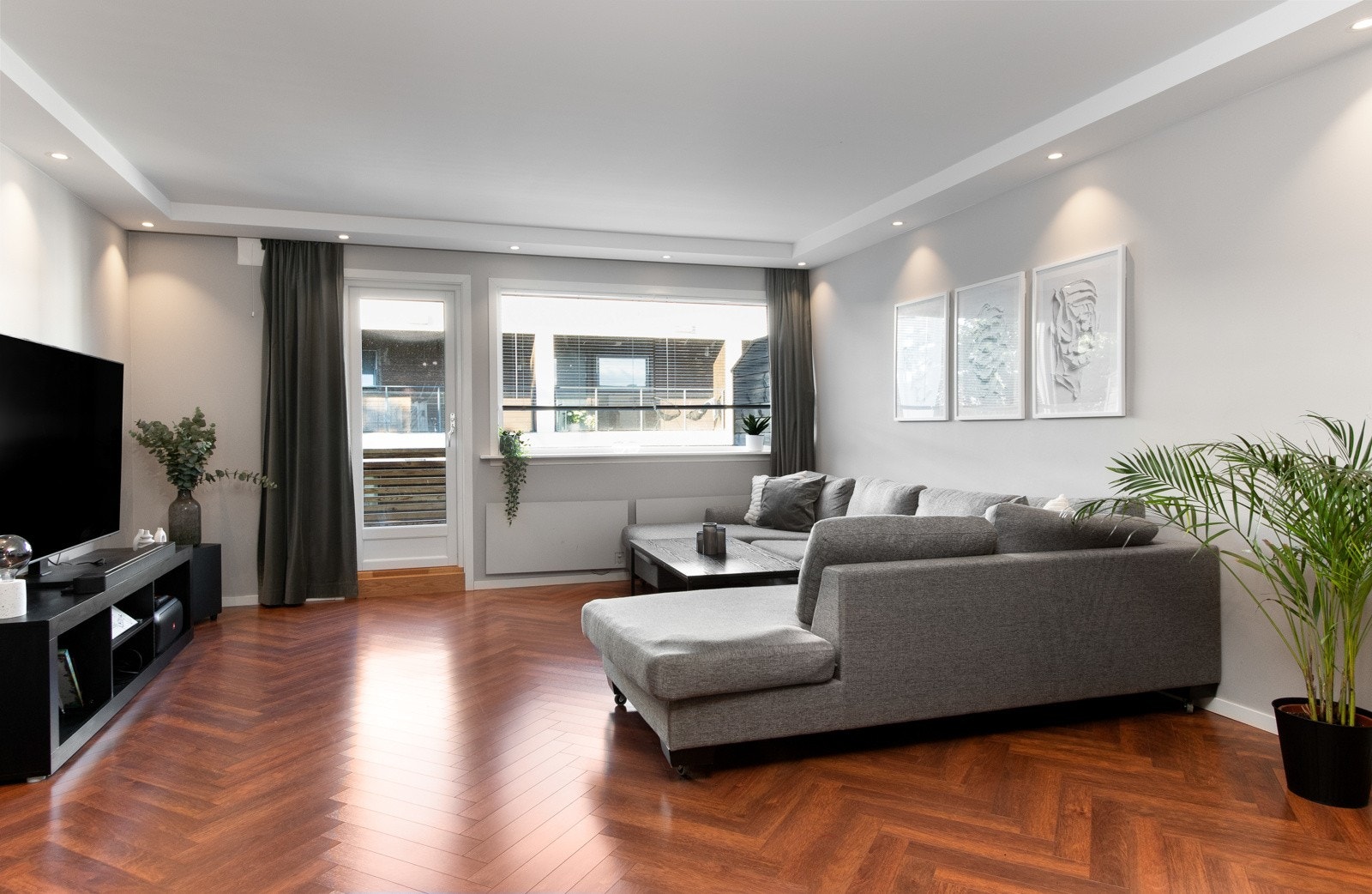 Stuen er lys og trivelig og gode vindusflater slipper inn godt med naturlig lys Galleribilde