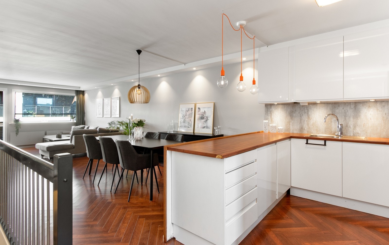 Kjøkkenet er i åpen løsning mot stuen som gir en god romfølelse og atmosfære, det er også downlights i himling i begge rom Galleribilde