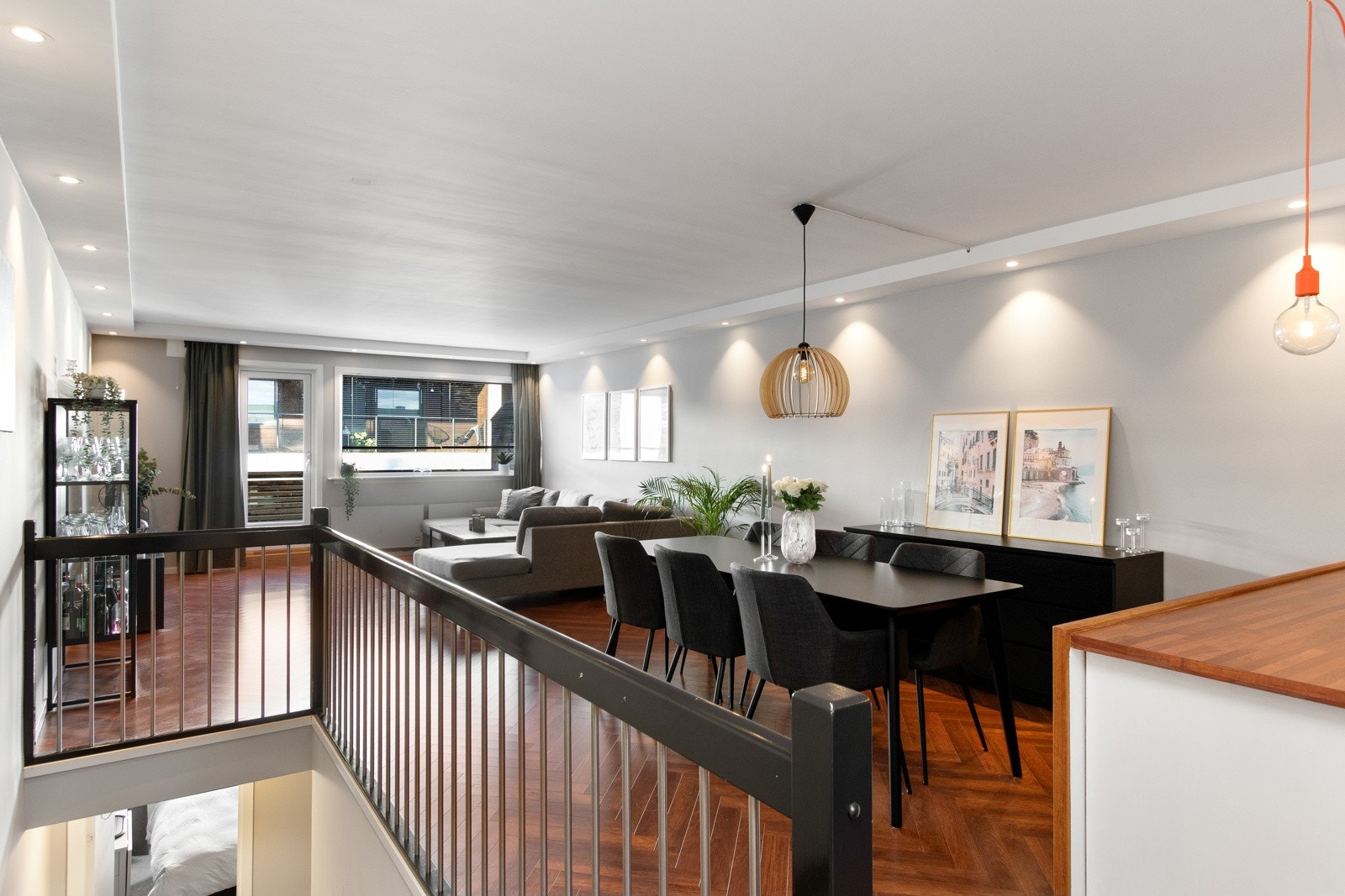 Stuen er romslig og det er god plass til både spisestue og sittegruppe Galleribilde